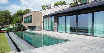 Luxurious villa overlooking the Mediterranean Sea