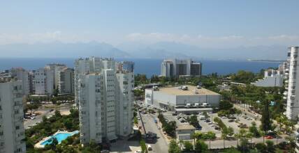 Urgent sale of an apartment with a sea view in a prestigious district of Antalya