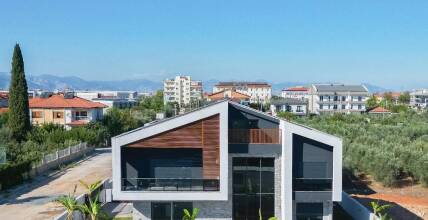 Space and Serenity: Modern Villa by the Forest in Döşemealtı